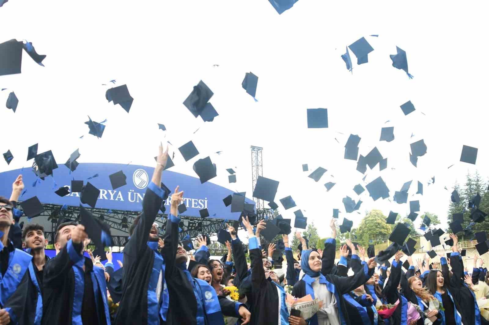 Sakarya Üniversitesi’nde mezuniyet coşkusu