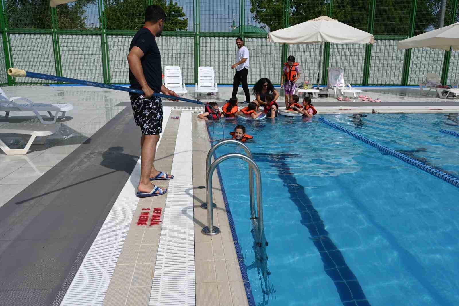 Karacabey&rsquo;de yenilenen a&ccedil;ık y&uuml;zme havuzu hizmete girdi
