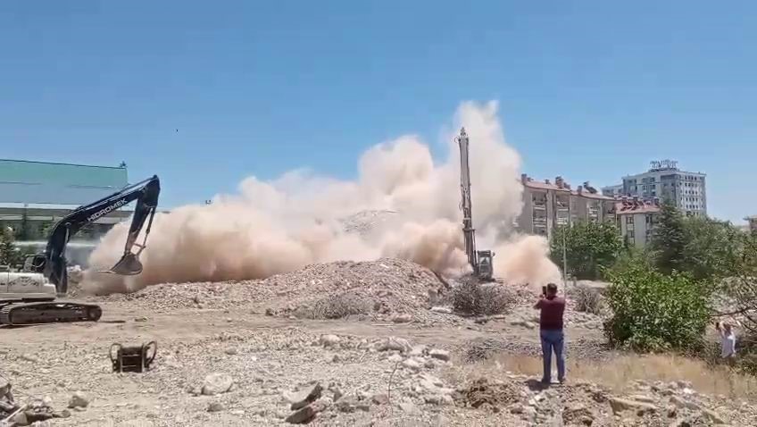 Ağır hasarlı bina korna sesi ile yerle bir oldu
