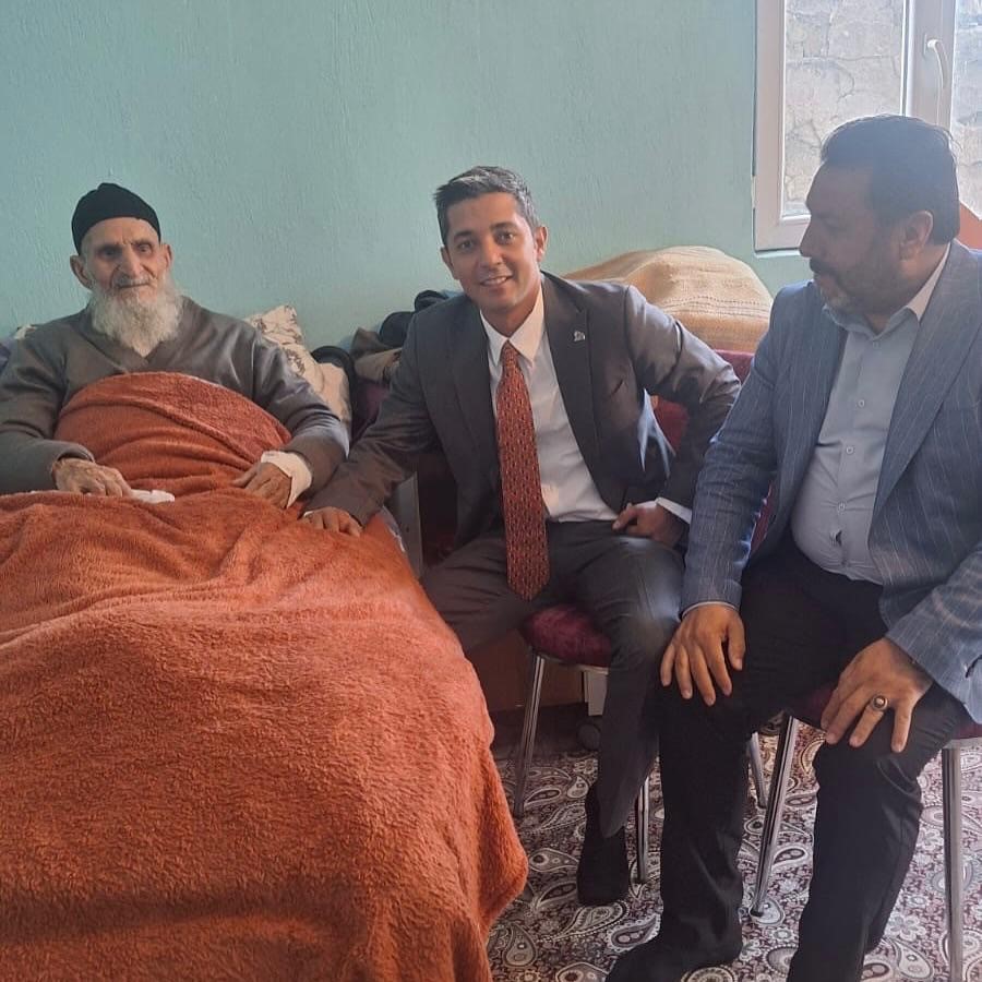 Kaymakam Mahir, K&ouml;yde devam eden parke &ccedil;alışmalarını inceledi
