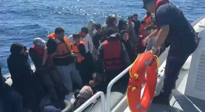 Ayvacık açıklarında Yunan unsurlarınca ölüme terk edilen 39 kaçak göçmen kurtarıldı