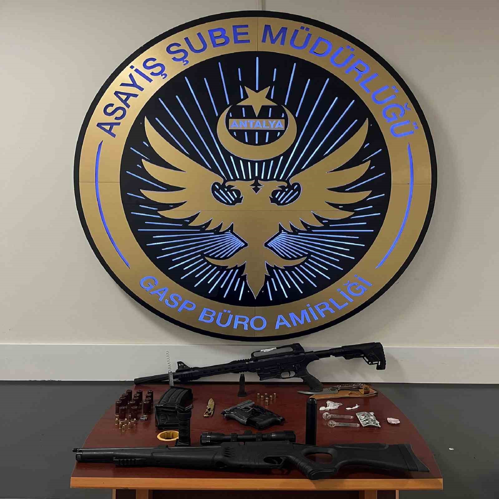 Fuhuş bahanesiyle &ccedil;ağırdıkları kişileri gasp ettiler
