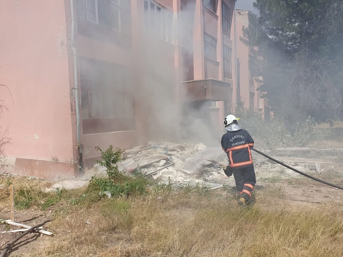 Çankırı’da çıkan ot yangını büyümeden söndürüldü