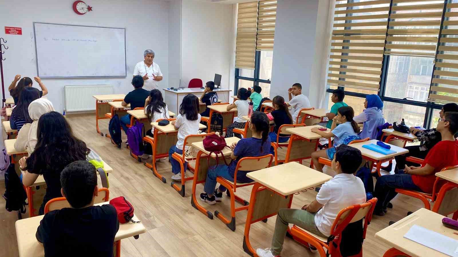 Elazığ Belediyesinin düzenlediği yaz kursları başladı
