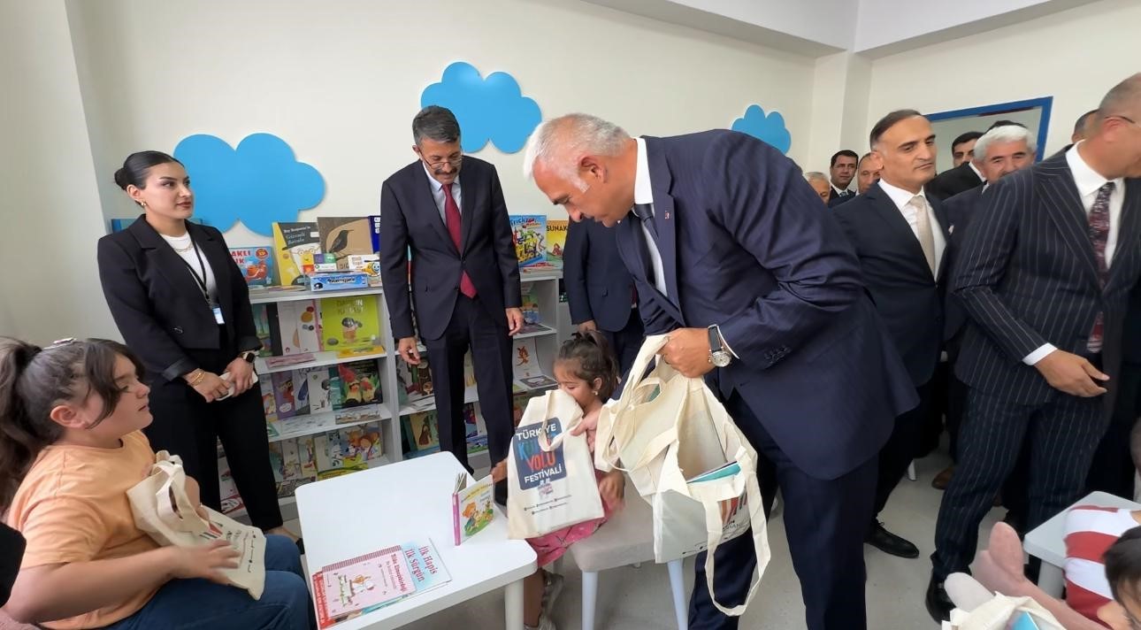 Bakan Ersoy İran sınırında kütüphane açılışını gerçekleştirdi