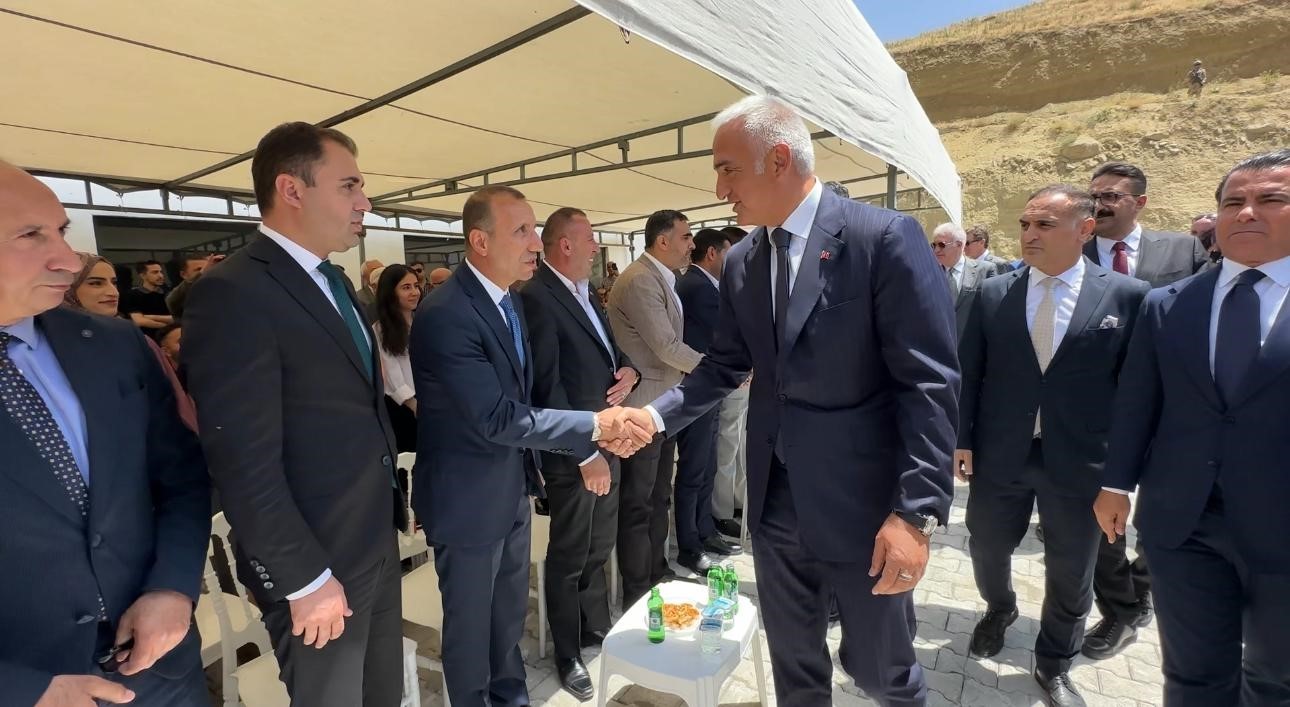 Bakan Ersoy İran sınırında kütüphane açılışını gerçekleştirdi
