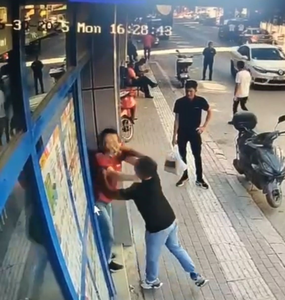 Kadın kasiyere yumruk atan kişi tutuklandı
