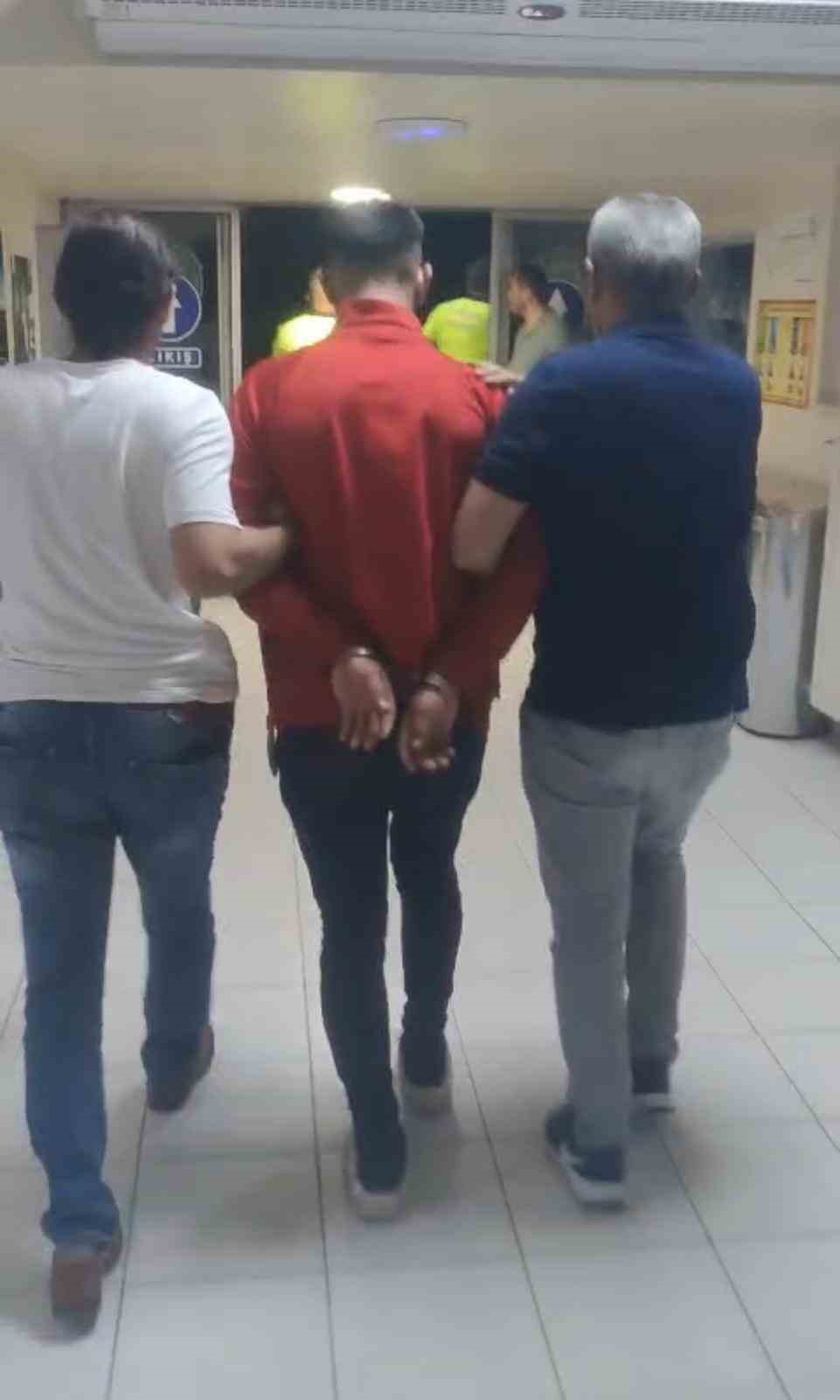 Hırsızlıktan 24 yıl hapsi olan şahıs yorgan altında yakalandı
