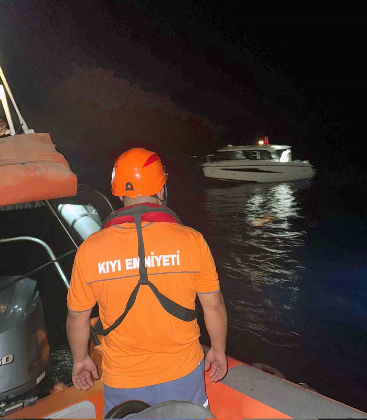 Makine arızası sonucu sürüklenen tekne KIYEM ekiplerince kurtarıldı