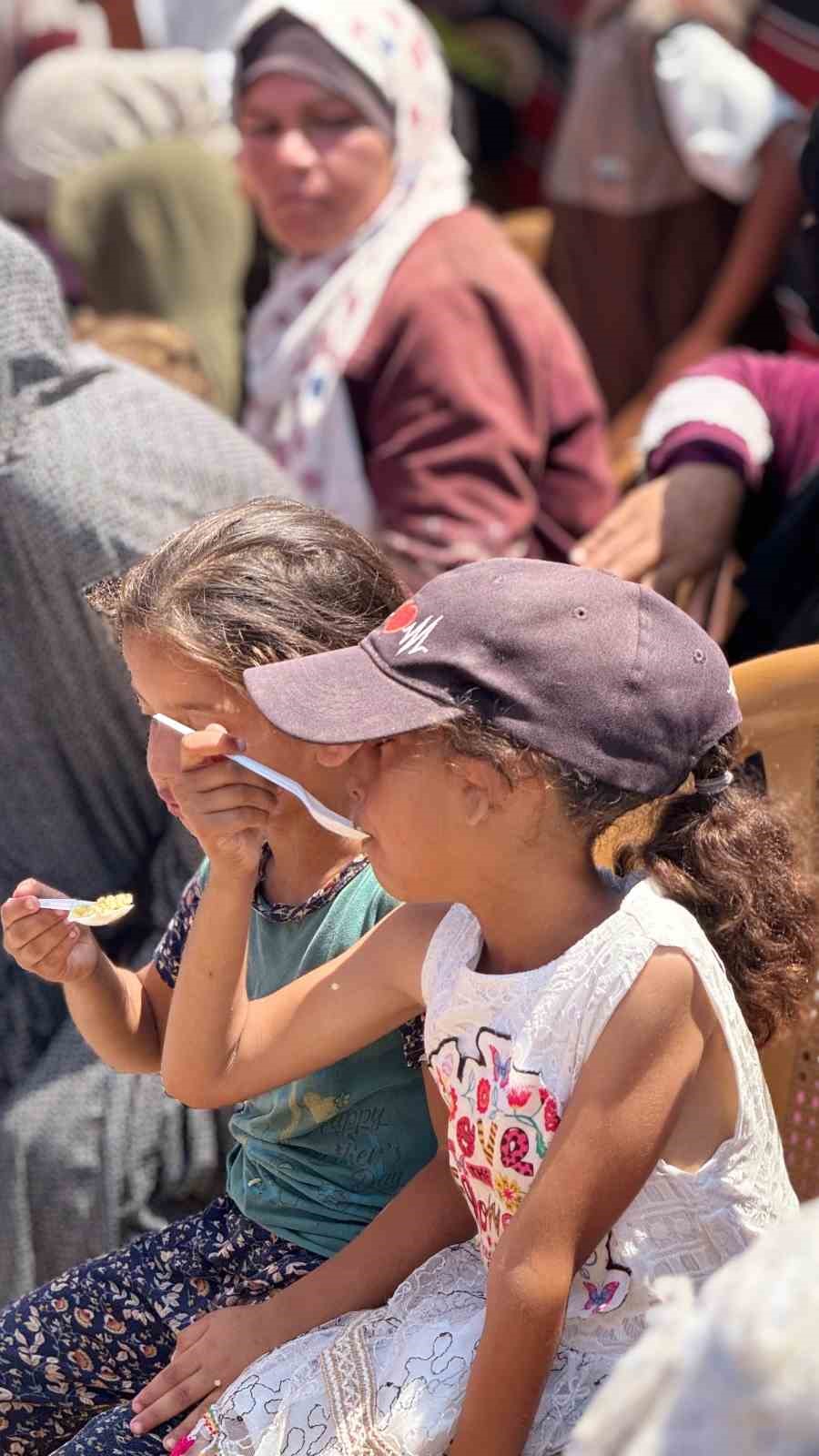Batmanlı gen&ccedil; &ccedil;ift, d&uuml;ğ&uuml;n sofrasını Gazze ile paylaştı
