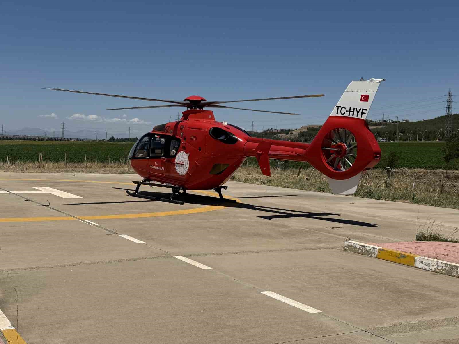 Çim biçerken yaralanan vatandaş helikopterle Diyarbakır’a sevk edildi