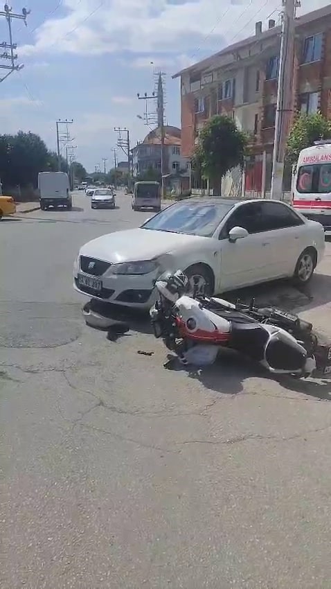 Otomobil ile motosikletin &ccedil;arpıştığı kaza kamerada
