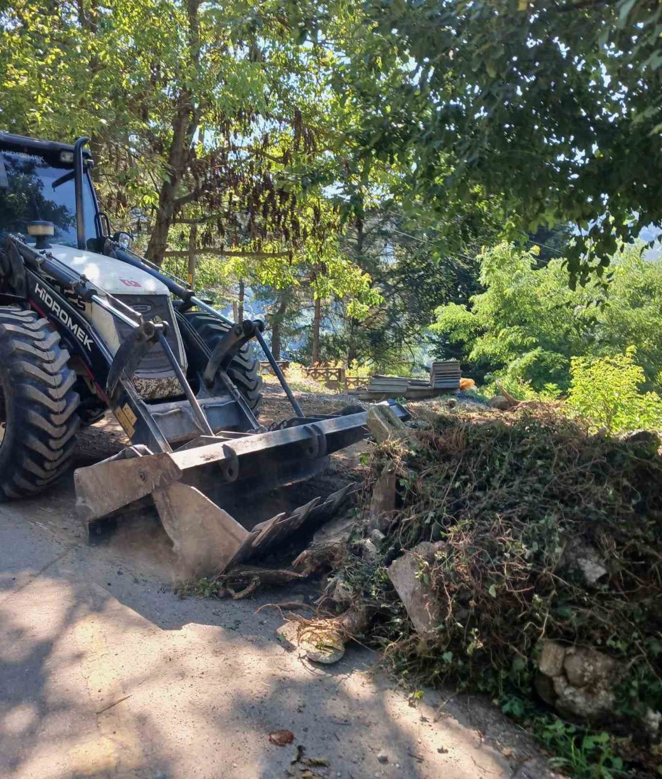 D&uuml;zce&rsquo;de k&ouml;y yollarında bakım s&uuml;r&uuml;yor
