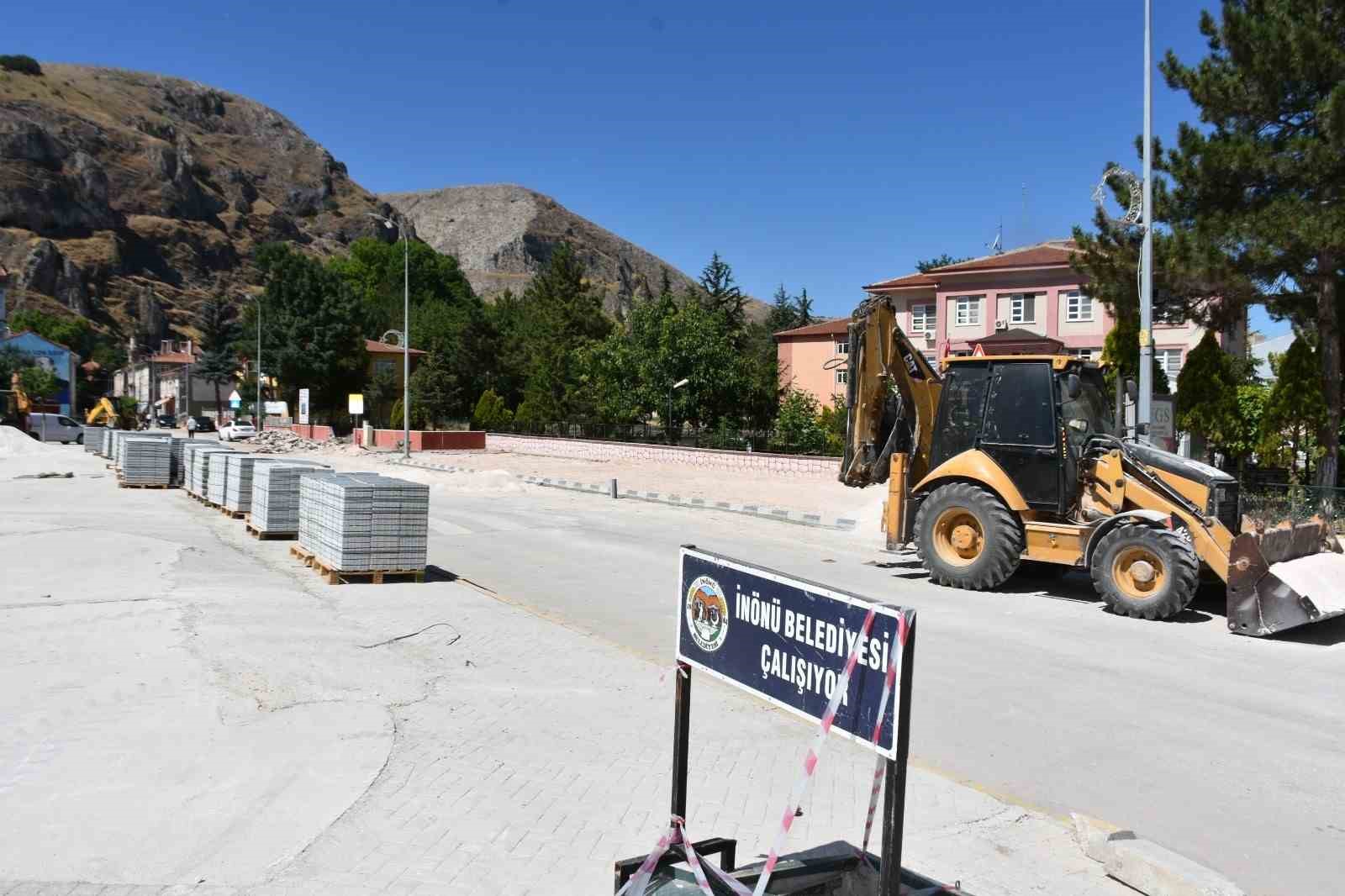 İn&ouml;n&uuml;&rsquo;de kaldırım &ccedil;alışması
