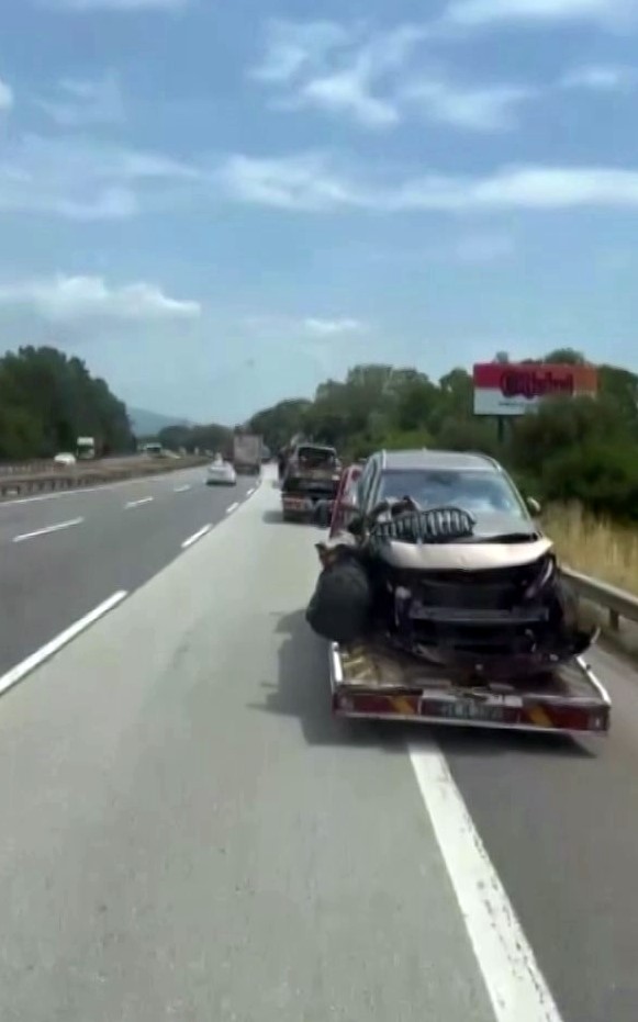 Anadolu Otoyolu&rsquo;nda tır kazası: Sıfır kilometre Togg otomobiller hasar g&ouml;rd&uuml;, s&uuml;r&uuml;c&uuml; yaralandı
