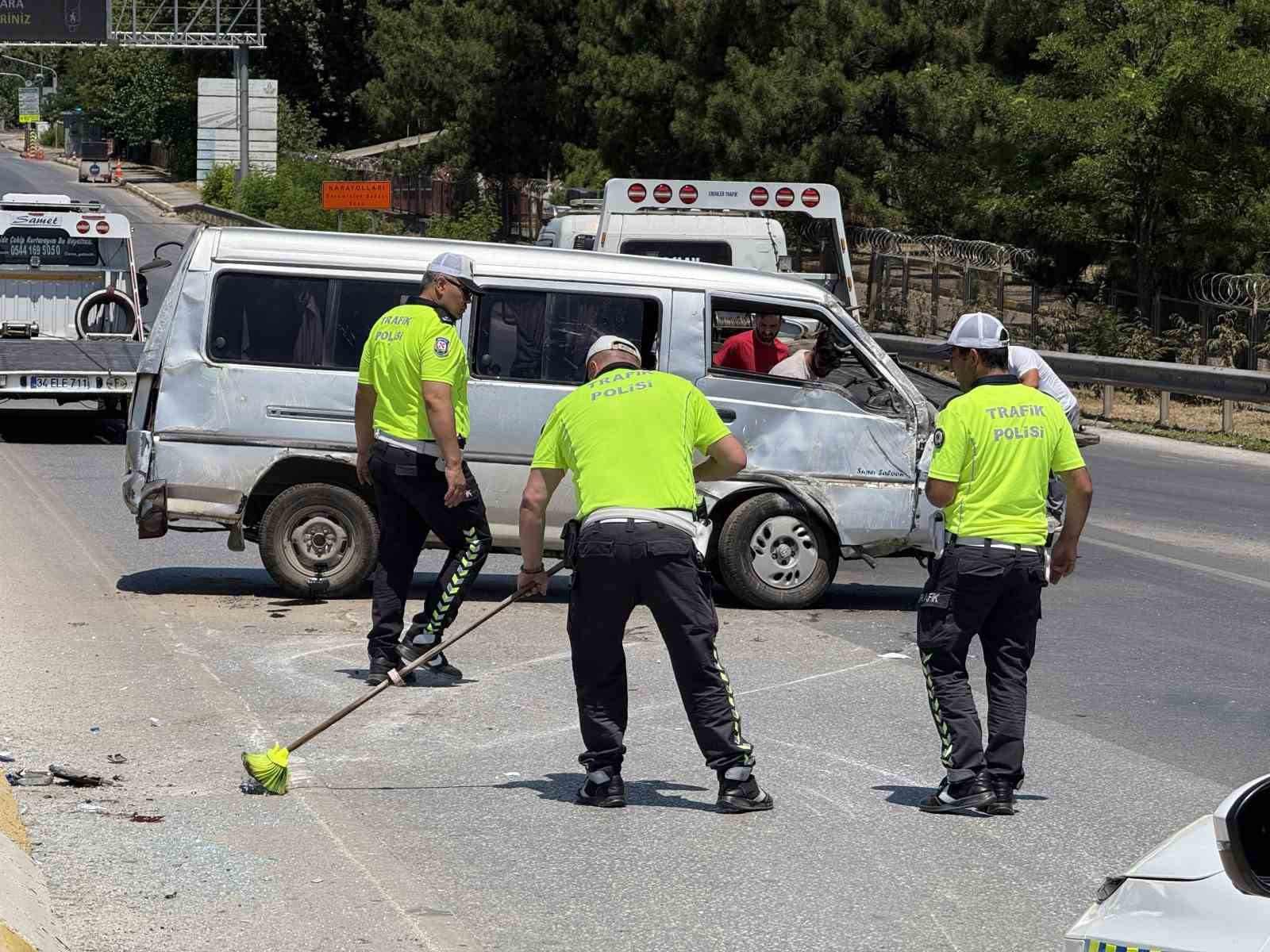 Yan yatan minibüste 6 kişi yaralandı, polis cam kırıklarını süpürgeyle temizledi