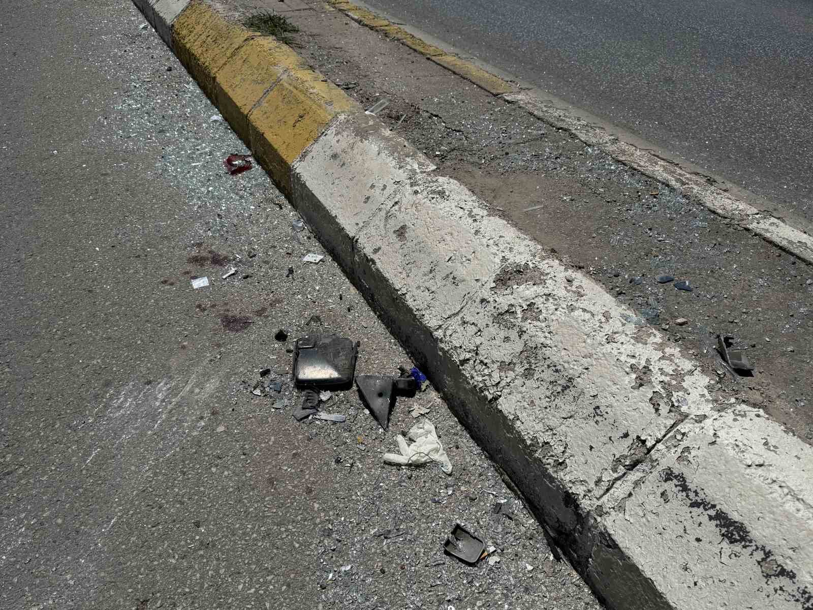 Yan yatan minib&uuml;ste 6 kişi yaralandı, polis cam kırıklarını s&uuml;p&uuml;rgeyle temizledi
