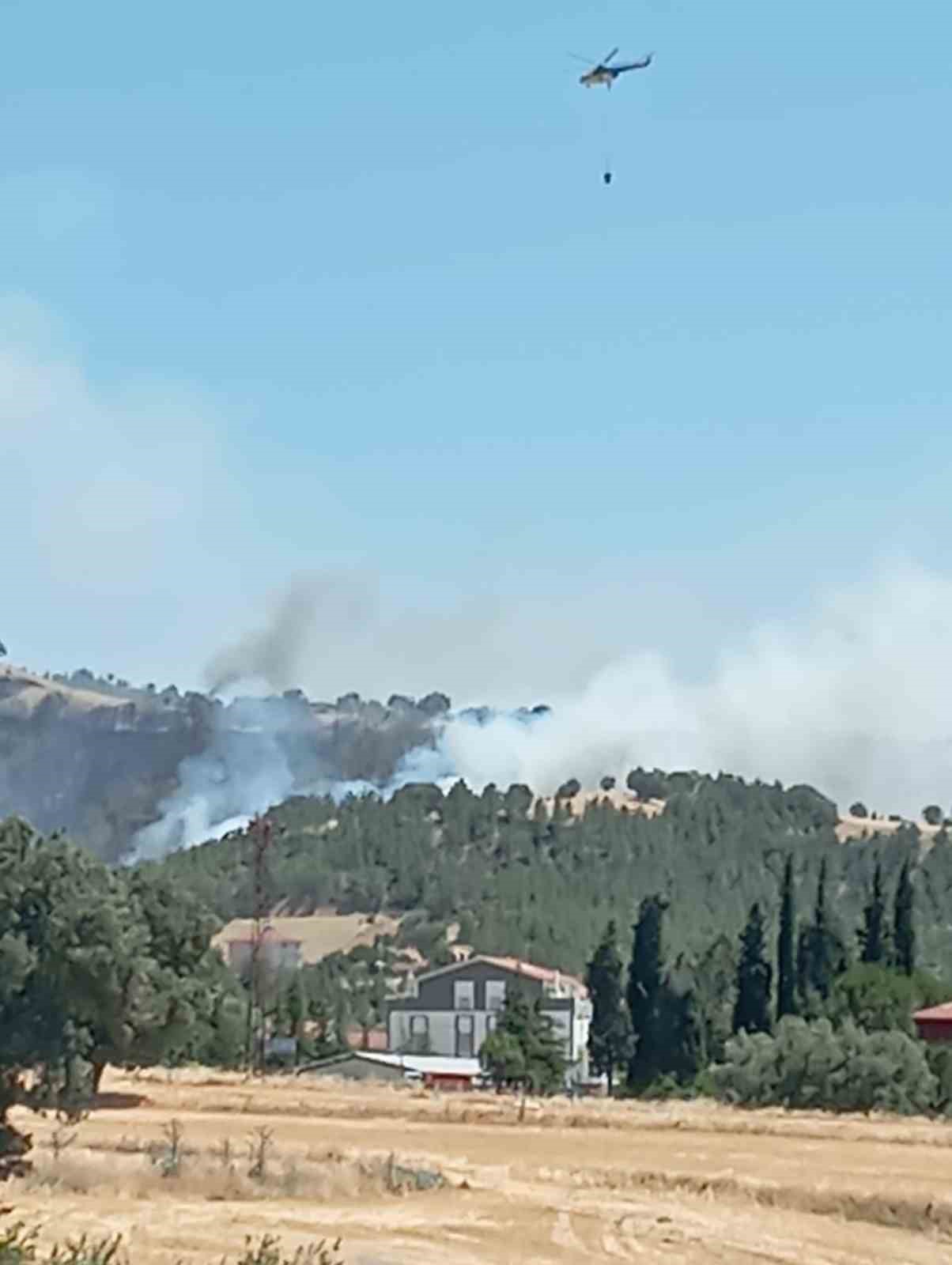 Gediz&rsquo;de ekiplerin orman yangınıyla m&uuml;cadelesi s&uuml;r&uuml;yor

