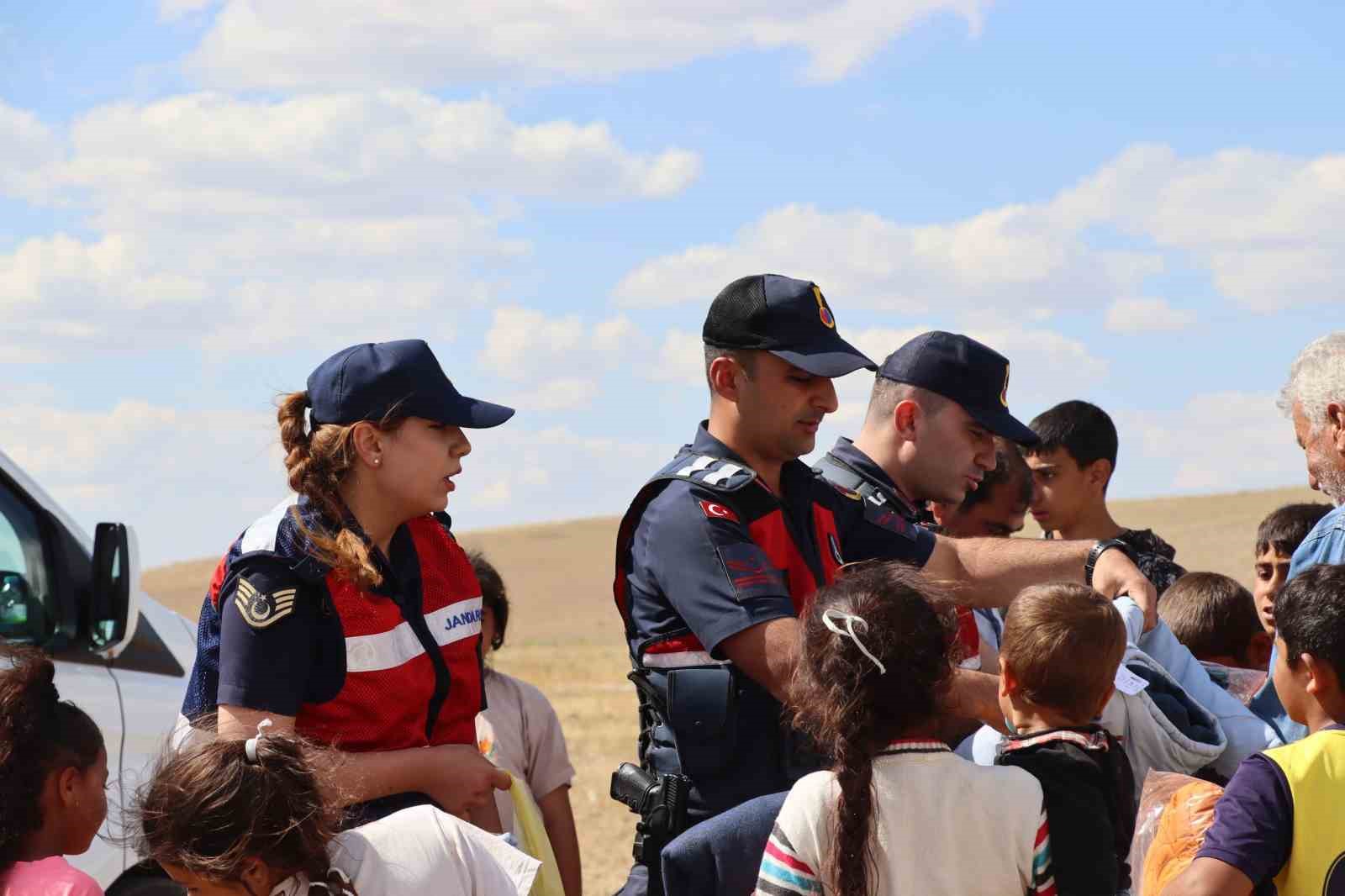 Jandarma Yozgat&rsquo;ta &ccedil;ocukların y&uuml;z&uuml;n&uuml; g&uuml;ld&uuml;rd&uuml;
