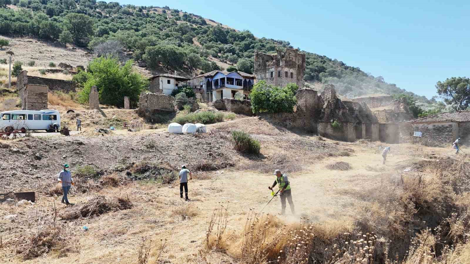 Nazilli Belediyesi’nden Arpaz Kalesi’nde temizlik çalışması