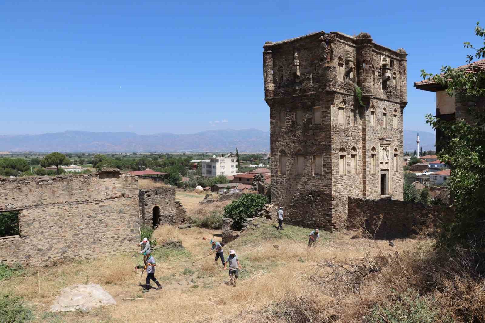 Nazilli Belediyesi’nden Arpaz Kalesi’nde temizlik çalışması