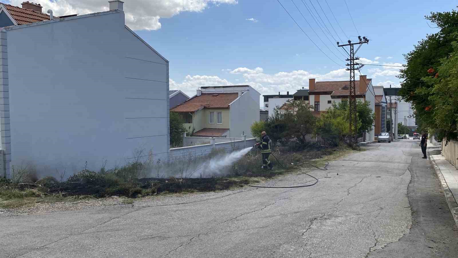 Otluk alanda &ccedil;ıkan yangın evlere sı&ccedil;ramadan kontrol altına alındı
