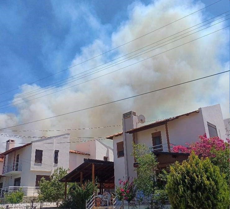 Yangınlar Çeşme’ye sıçradı: Otluk alanda çıkan yangına müdahale sürüyor