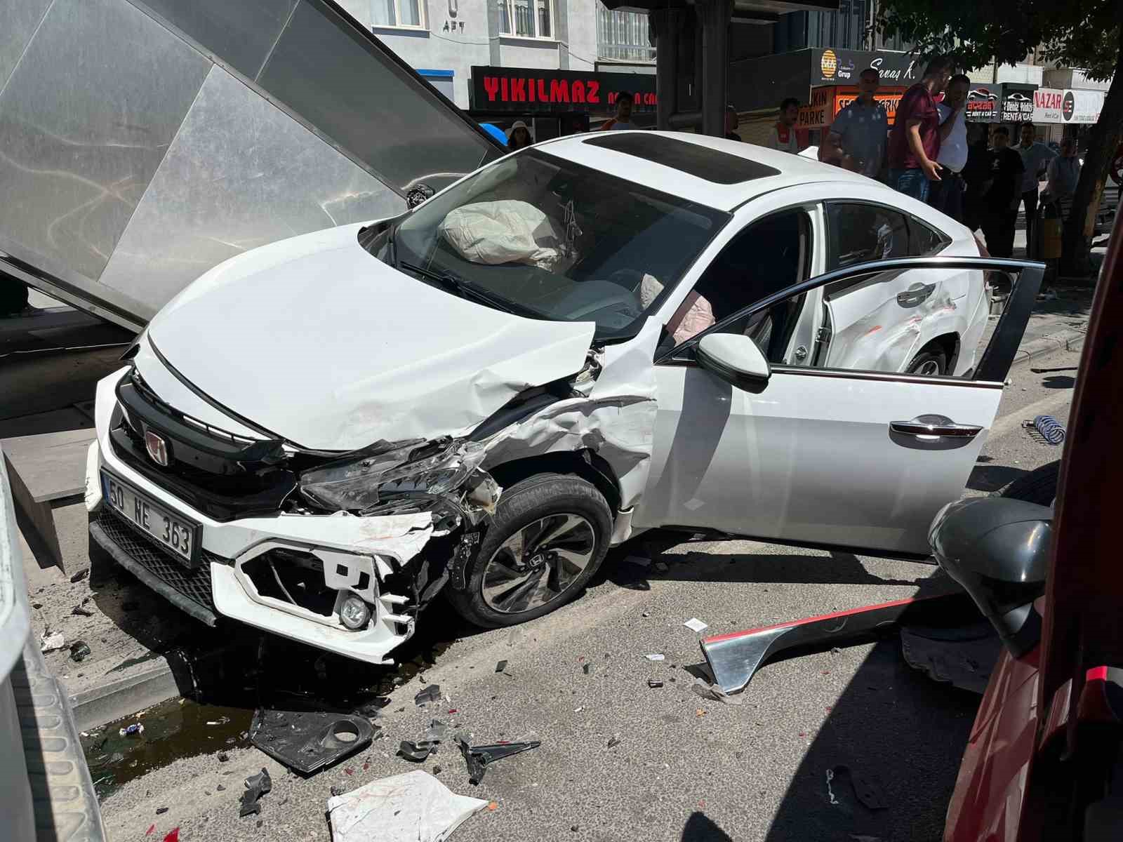 Kayseri’de kazada otomobiller kullanılamaz hale geldi