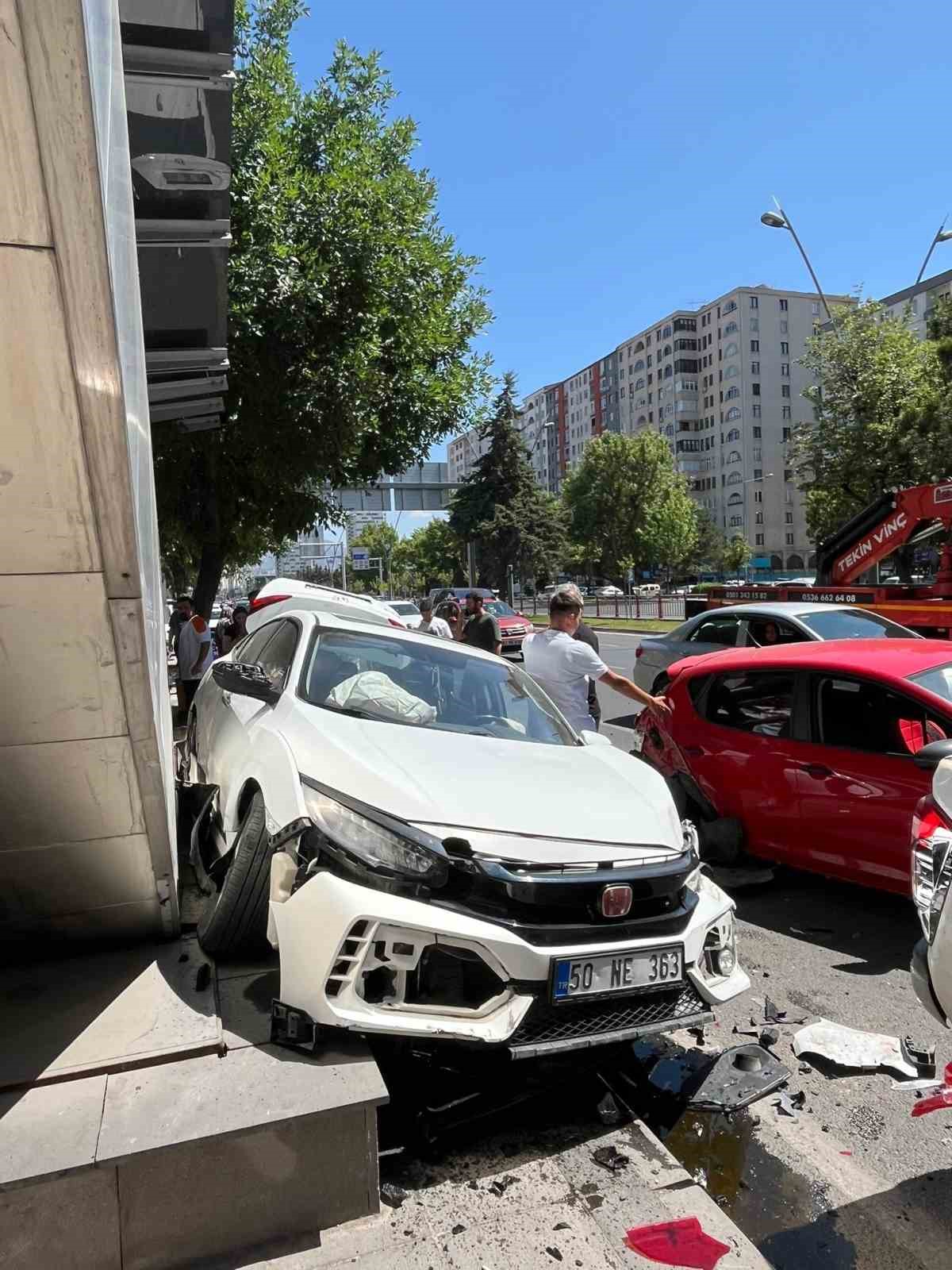 Kayseri’de kazada otomobiller kullanılamaz hale geldi