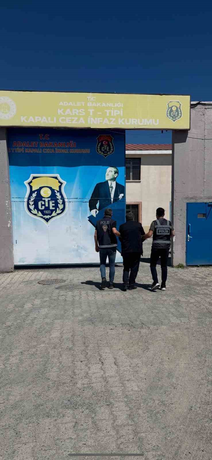 Susuz&rsquo;da akrabasını &ouml;ld&uuml;rd&uuml;ğ&uuml; gerek&ccedil;esiyle aranan 1 kişi yakalandı
