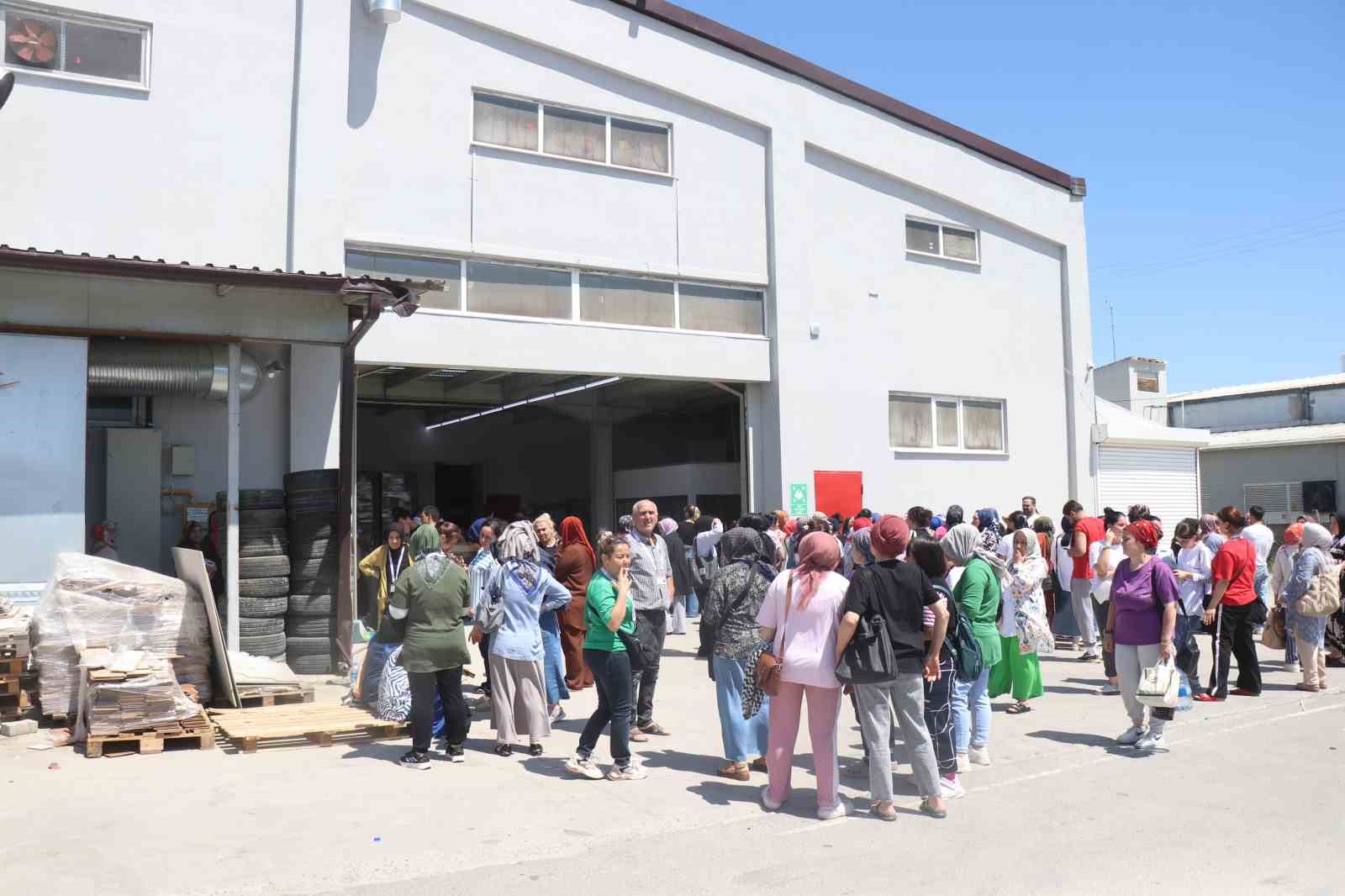 Depremden dakikalar sonra korku dolu anlar, fabrika tavanı &ccedil;&ouml;kt&uuml;: G&ouml;&ccedil;&uuml;k altında kalan 3 kişi yaralandı
