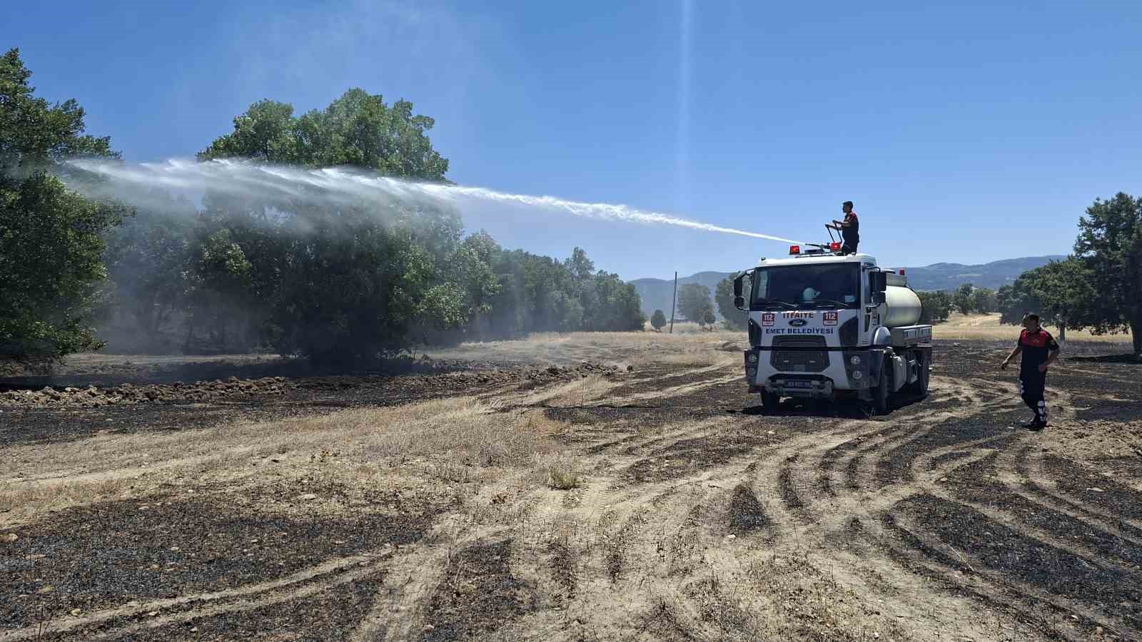 Hisarcık&rsquo;ta bi&ccedil;erd&ouml;verden kaynaklanan yangın 30 dekar alanı k&uuml;l etti
