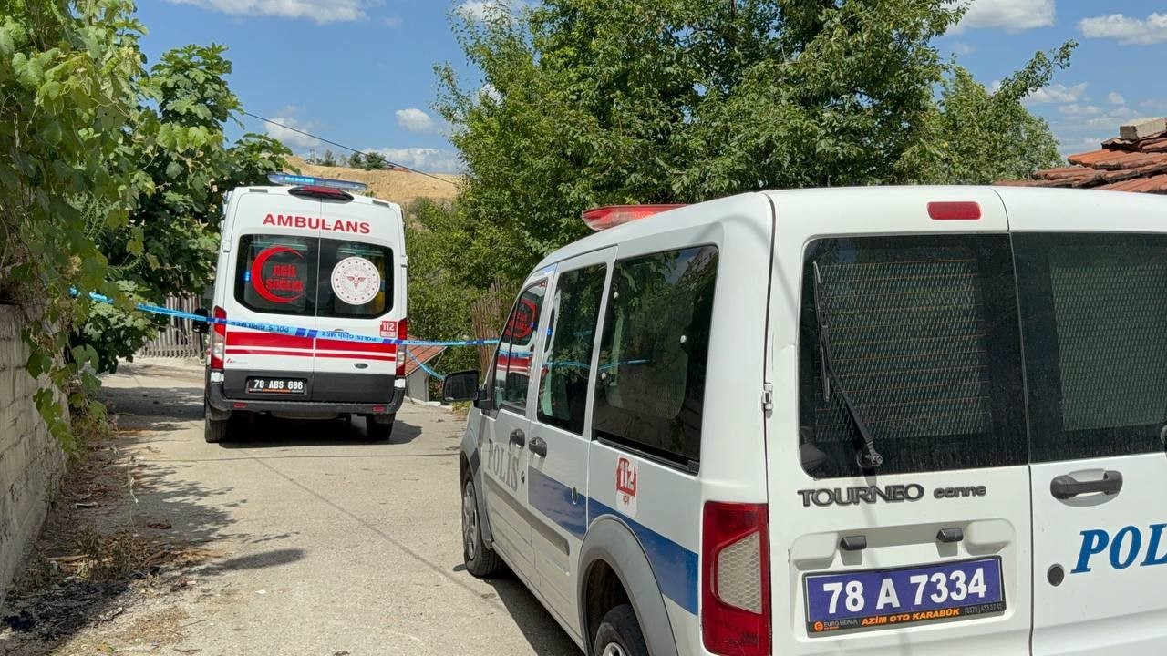 Karab&uuml;k&rsquo;te d&uuml;şerek başını yere &ccedil;arpan kişi hayatını kaybetti
