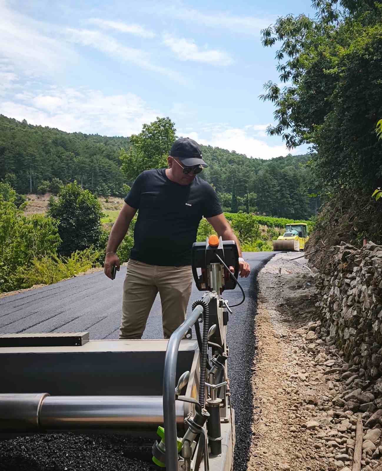 Çanakkale’de asfalt dökme çalışmalarına devam ediliyor