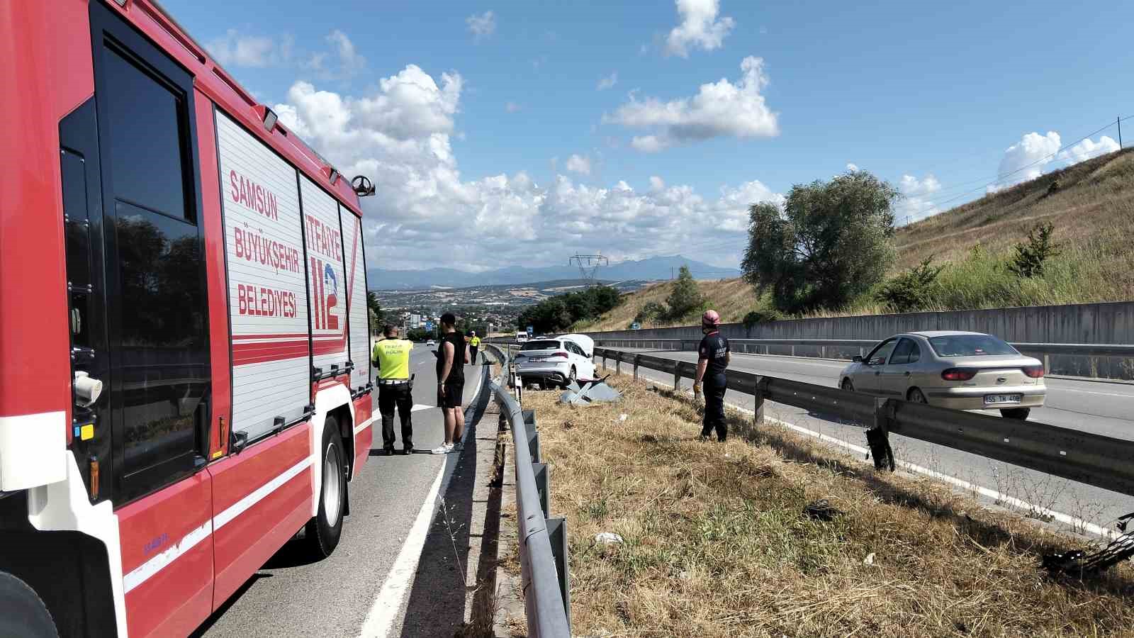 Bafra&rsquo;da kaza: Otomobilden yara almadan &ccedil;ıktılar
