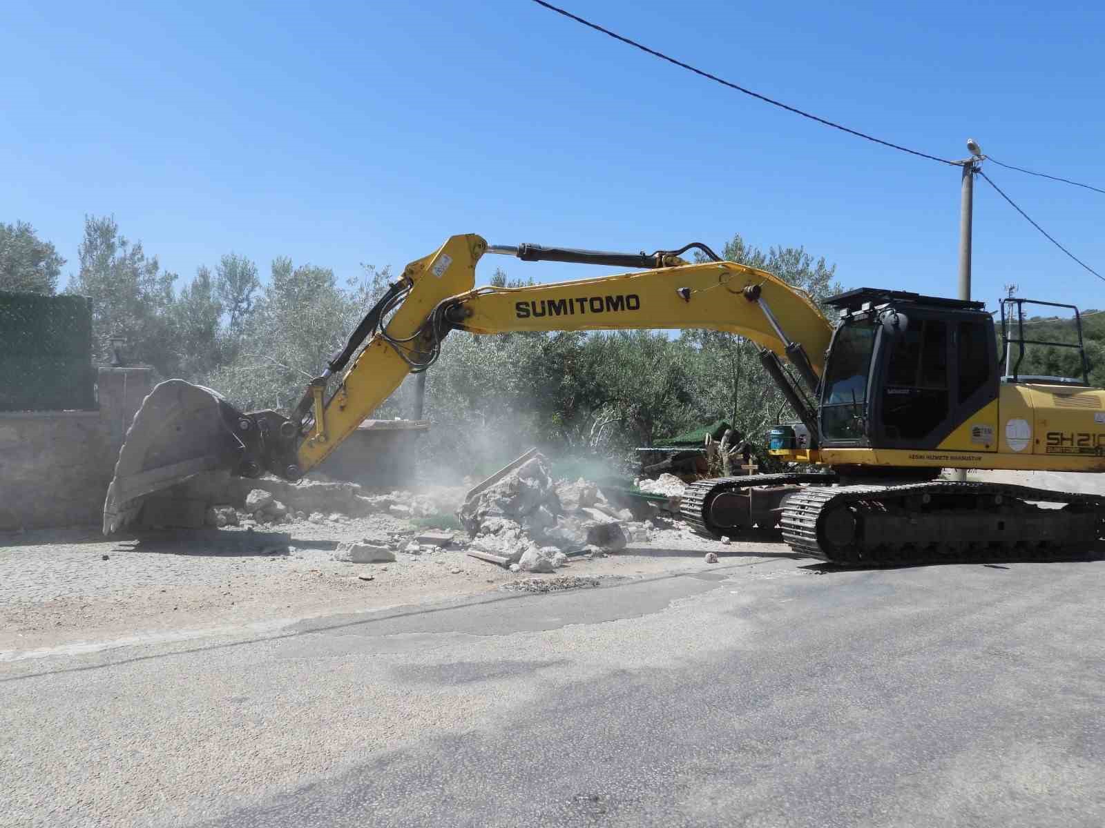 &Ccedil;anakkale&rsquo;de 21 ka&ccedil;ak yapı yıkıldı
