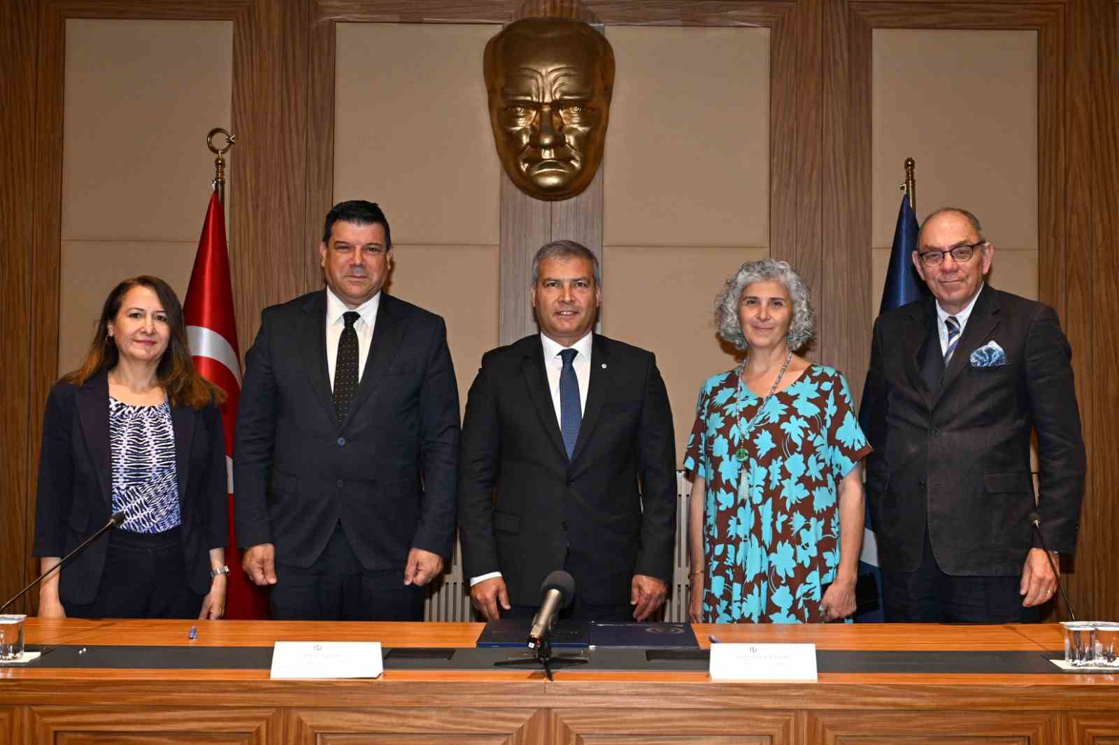 Anadolu Üniversitesi ile Kıbrıs Doğu Akdeniz Üniversitesi arasında iş birliği protokolü imzalandı