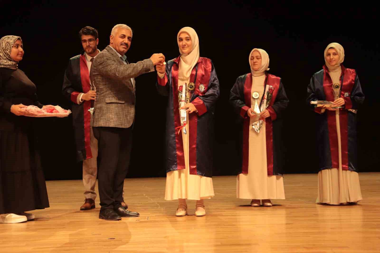 ER&Uuml; İlahiyat Fak&uuml;ltesi&rsquo;nde mezuniyet heyecanı
