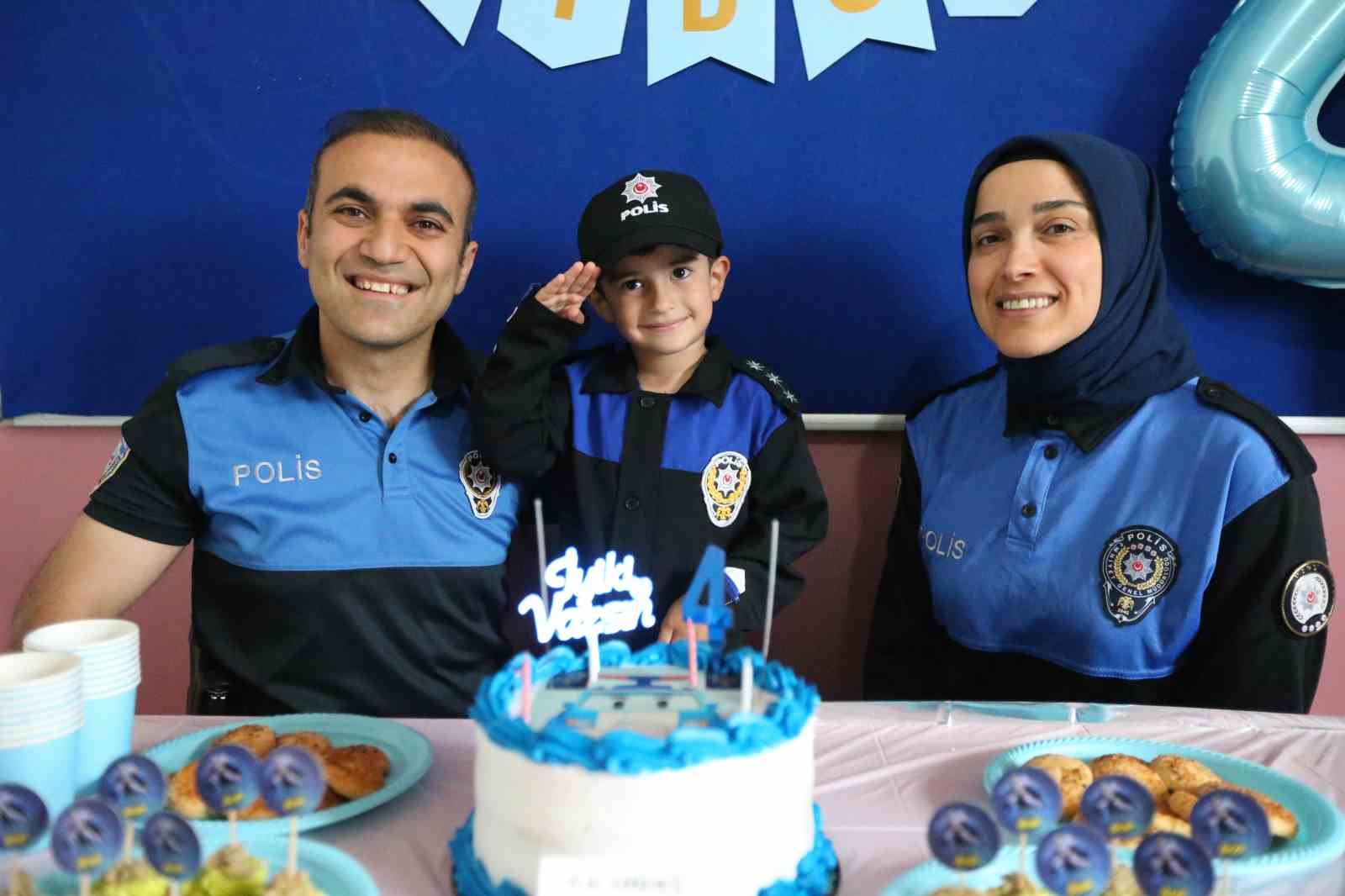 Kars’ta polis olmak isteyen çocuğa, polislerden doğum günü sürprizi