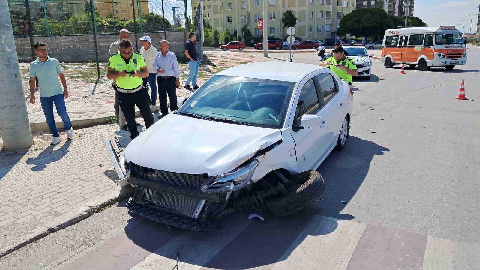 Karaman’da iki otomobil çarpıştı: 1’i çocuk 3 yaralı