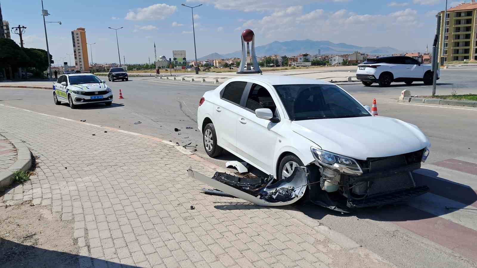 Karaman’da iki otomobil çarpıştı: 1’i çocuk 3 yaralı