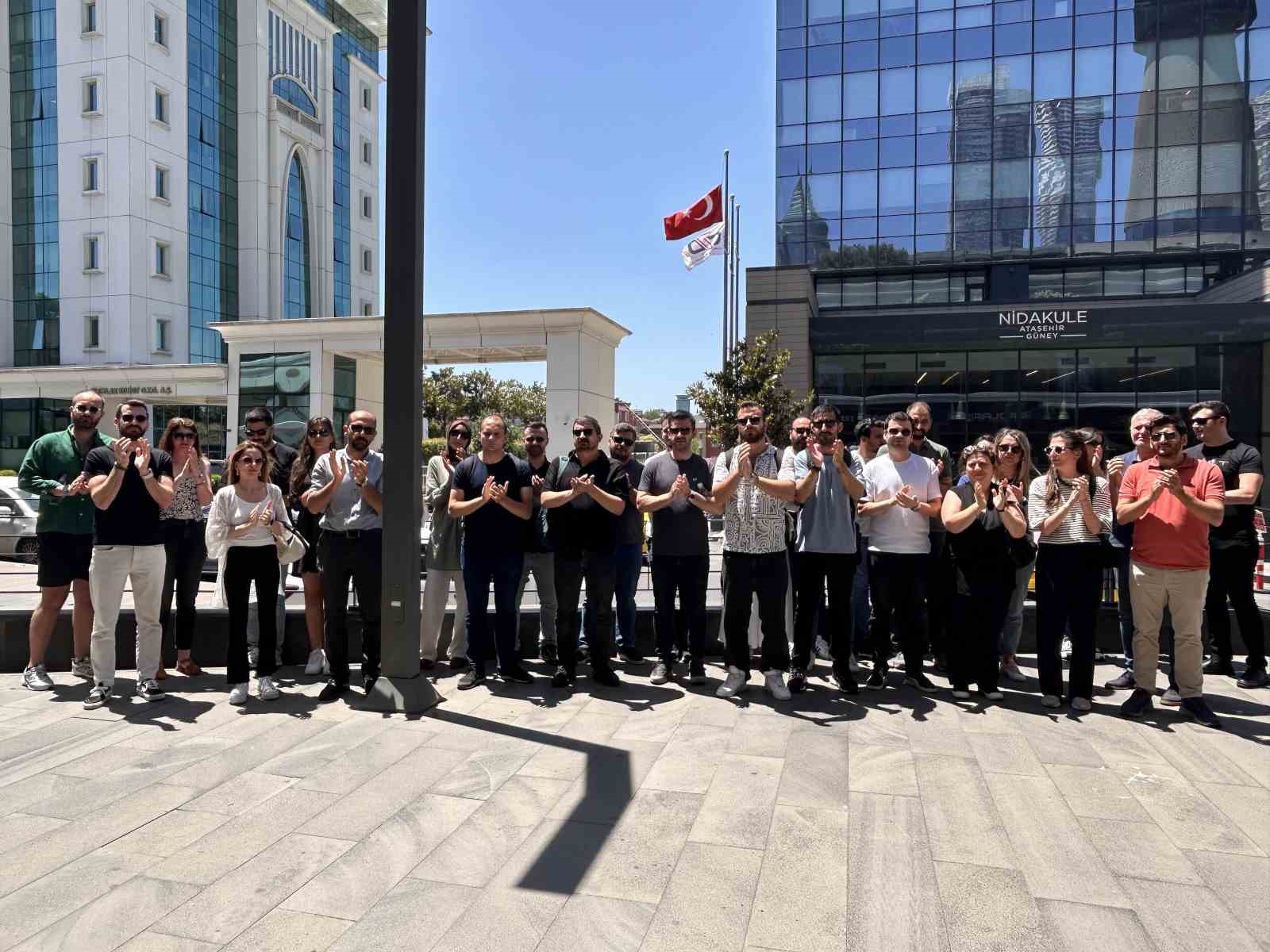 Felece Teknoloji çalışanları, şirketin genel merkezi önünde eylem yapıyor
