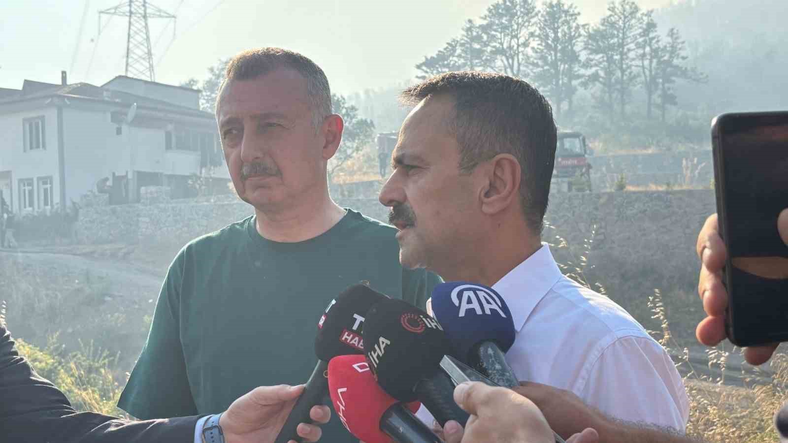 Kocaeli&rsquo;deki orman yangınına m&uuml;dahale s&uuml;r&uuml;yor: R&uuml;zgar s&ouml;nd&uuml;rme &ccedil;alışmalarını zorlaştırıyor
