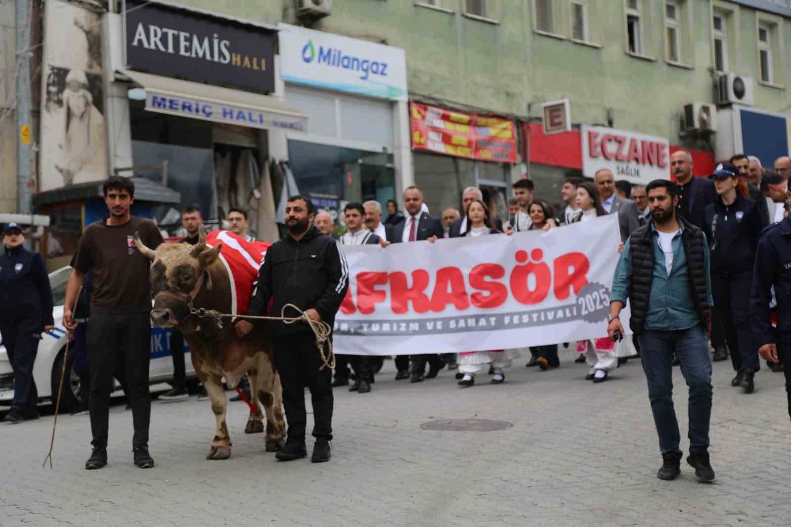 44. Kafkasör Festivali boğalı kortej yürüyüşüyle başladı