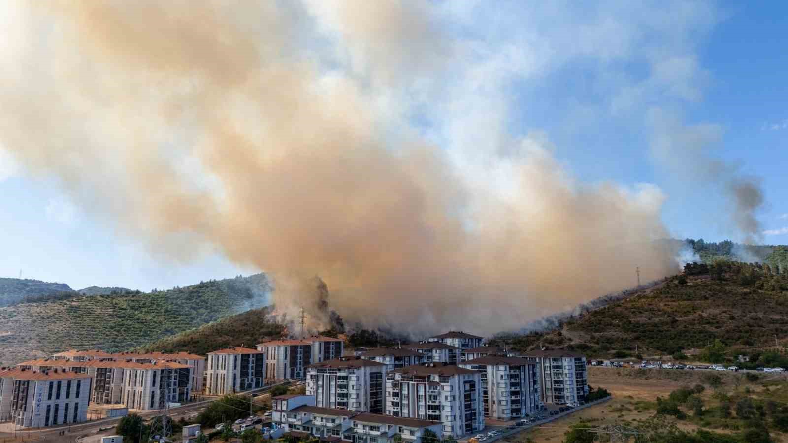 Kocaeli&rsquo;de devam eden orman yangını havadan g&ouml;r&uuml;nt&uuml;lendi
