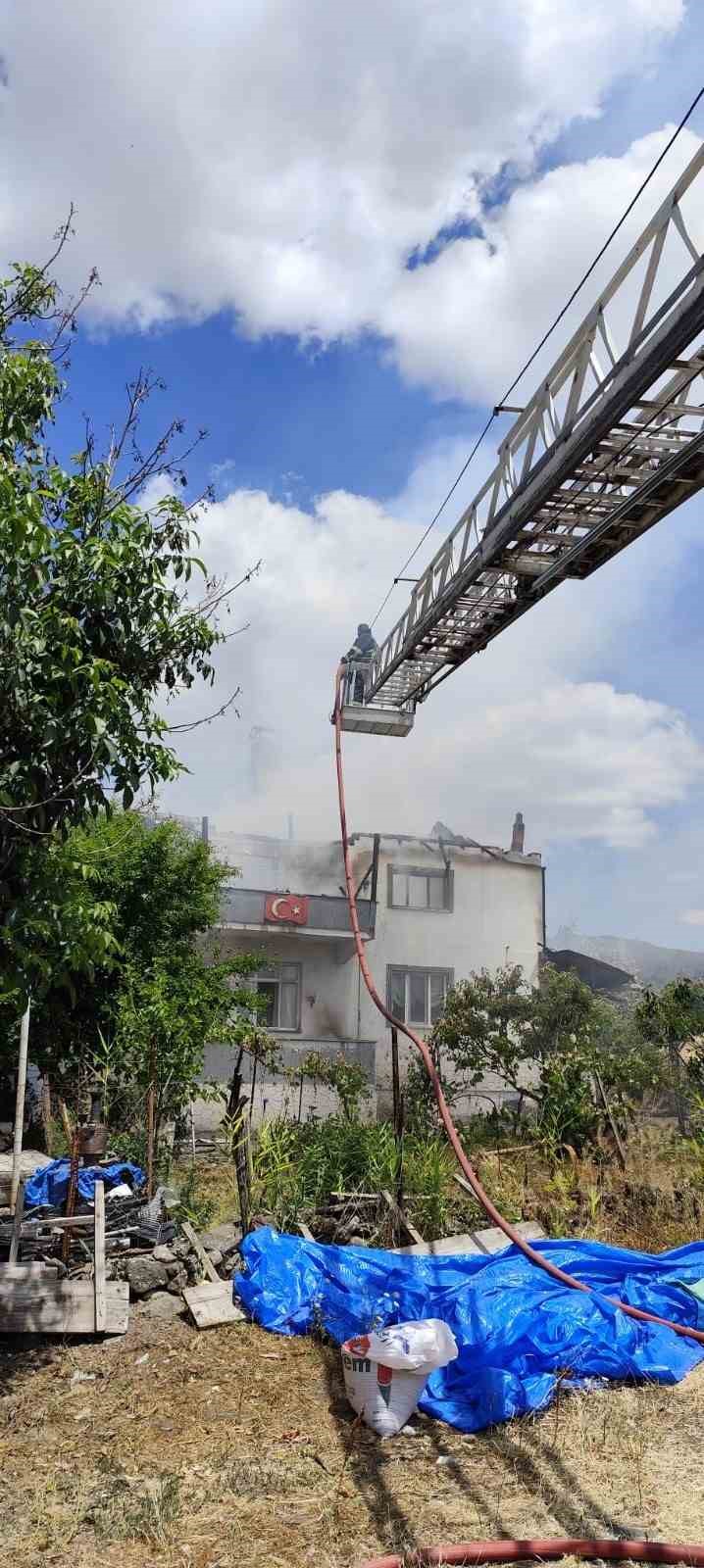 Alevlere teslim olan ev kullanılmaz hale geldi
