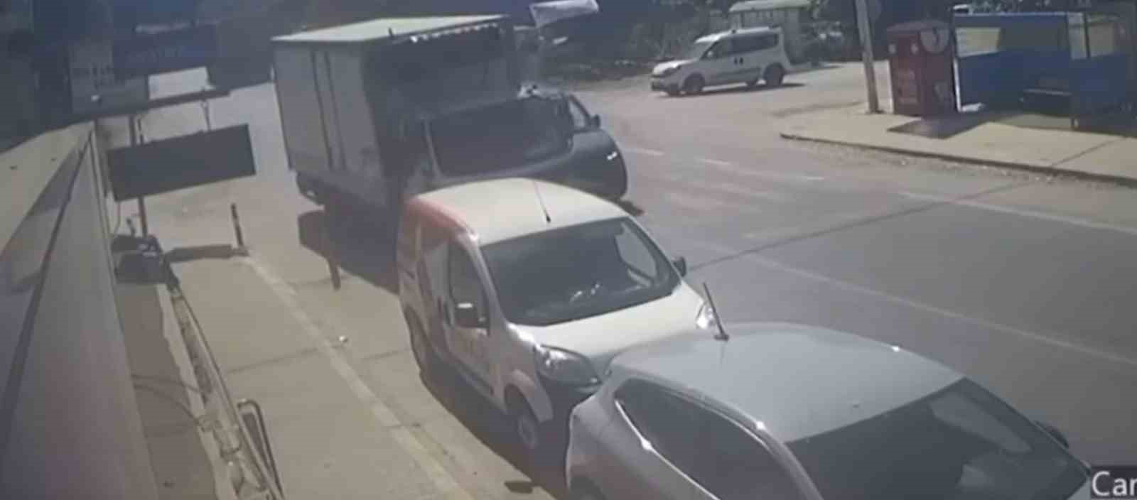 Yalova&rsquo;da 4 aracın karıştığı trafik kazası kamerada
