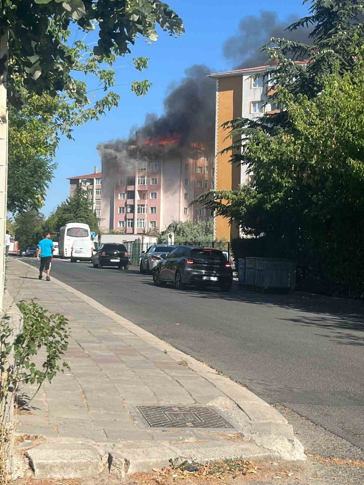&Ccedil;orlu&rsquo;da apartman &ccedil;atısı alev alev yandı
