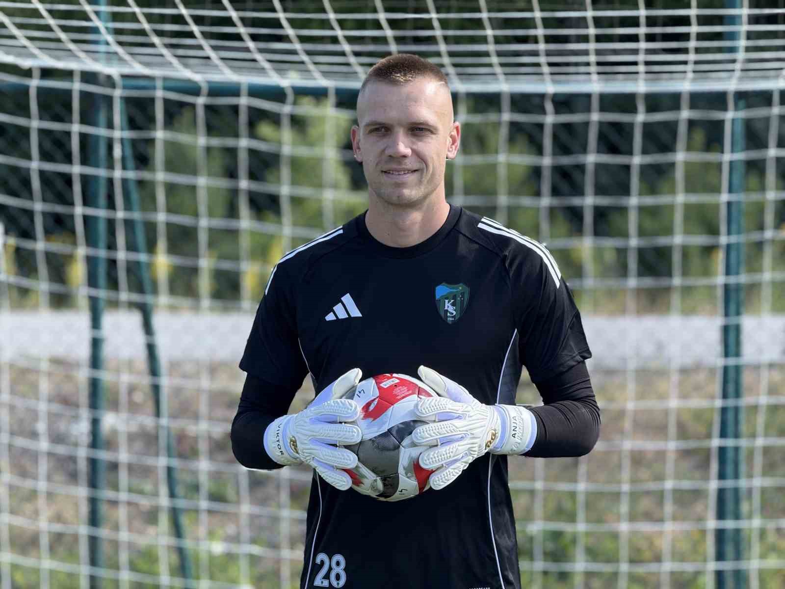 Kocaelispor’un yeni kalecisi Aleksandar Jovanovic kampa katıldı