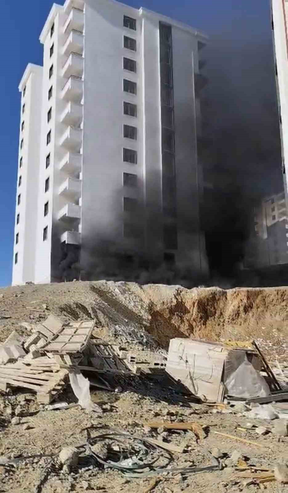 Elazığ’da inşaat halindeki binada yangın çıktı